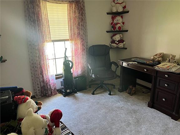 4th image of 106 SE Westwind Dr
