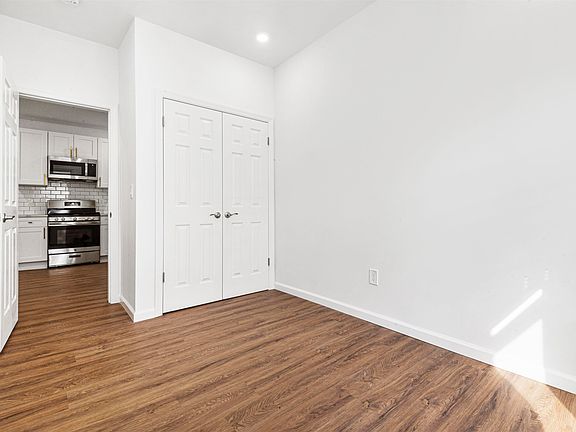 5th image of 33 Stagg St APT 1