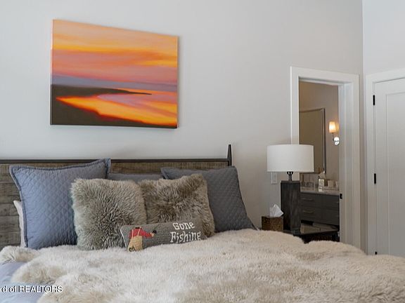 2nd image of 15465 Tall Timber Rd