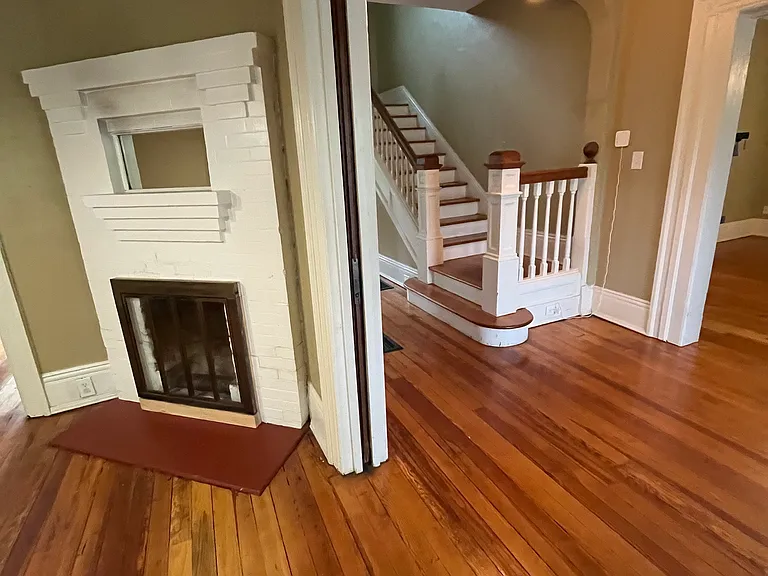 166 S French Broad Ave — Photo 2