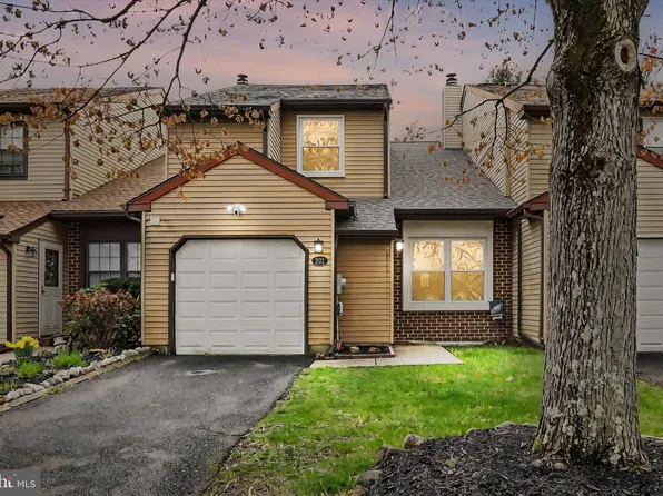 201 S Fieldstone Ct, Yardley, PA 19067
