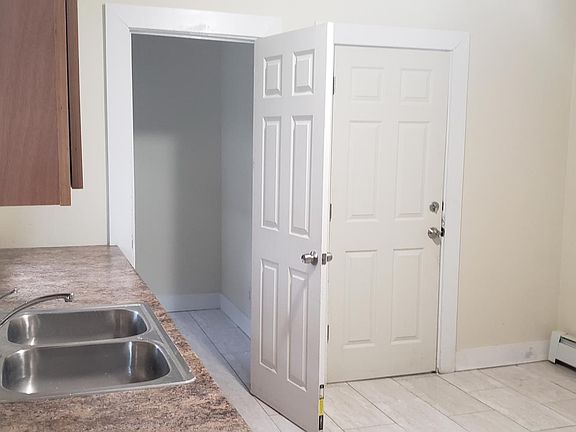 Laundry/ Pantry room