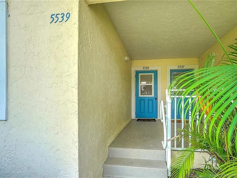 5539 NE Gulfstream Way — Photo 3