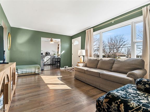 4th image of 584 Hilbish Ave
