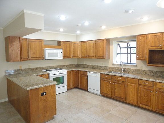 4th image of 413 Zinnia Ave
