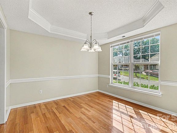 4th image of 10422 Baskerville Ave