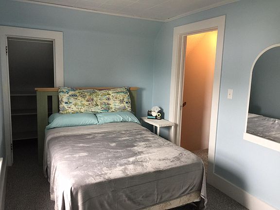 Double bed in bedroom 1