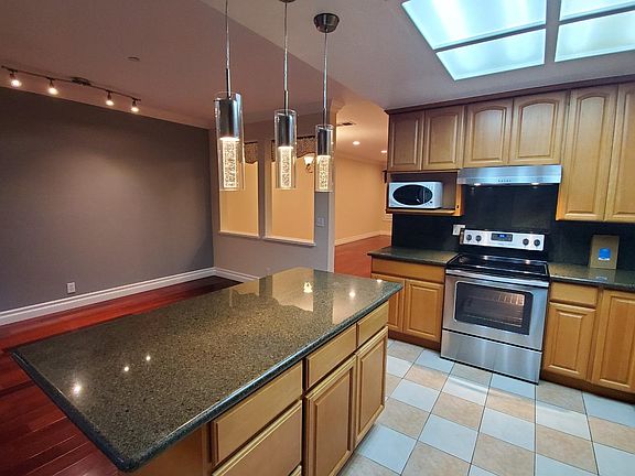 3rd image of 935 La Mesa Ter Unit I