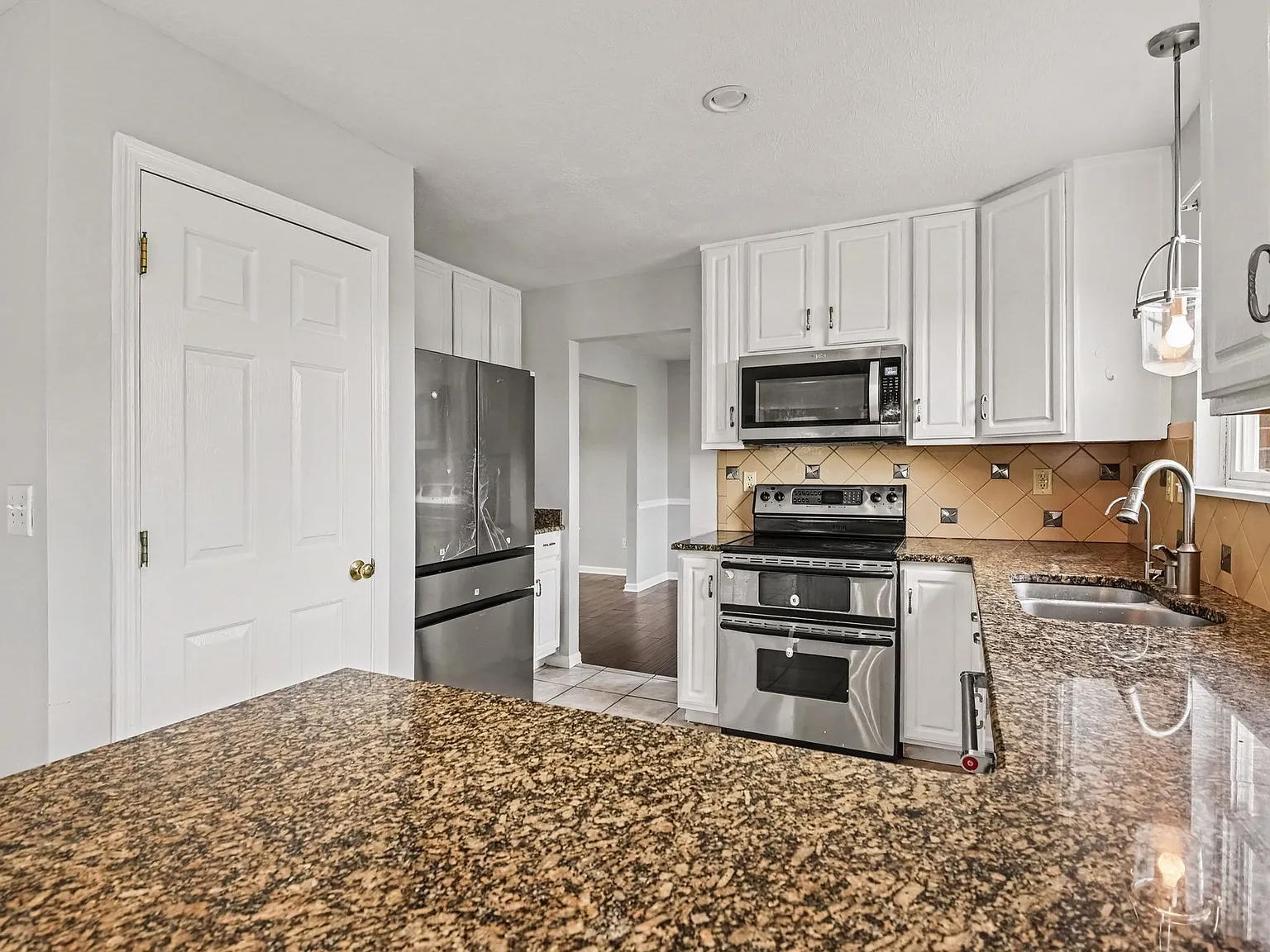 4 bed, 2538 sqft, $3,000 — Photo 4