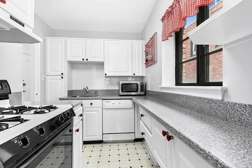 2 bed, 702 sqft, $2,450 — Photo 3