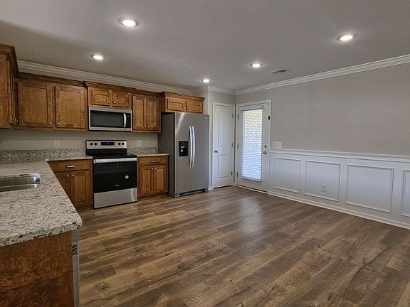 4th image of 588 Brushwood Dr