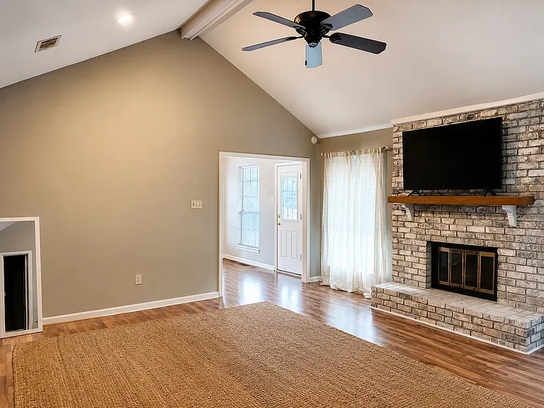 2167 Elkwood Dr — Photo 2
