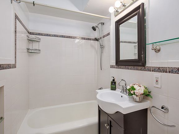 4th image of 310 E 49th St APT 8E