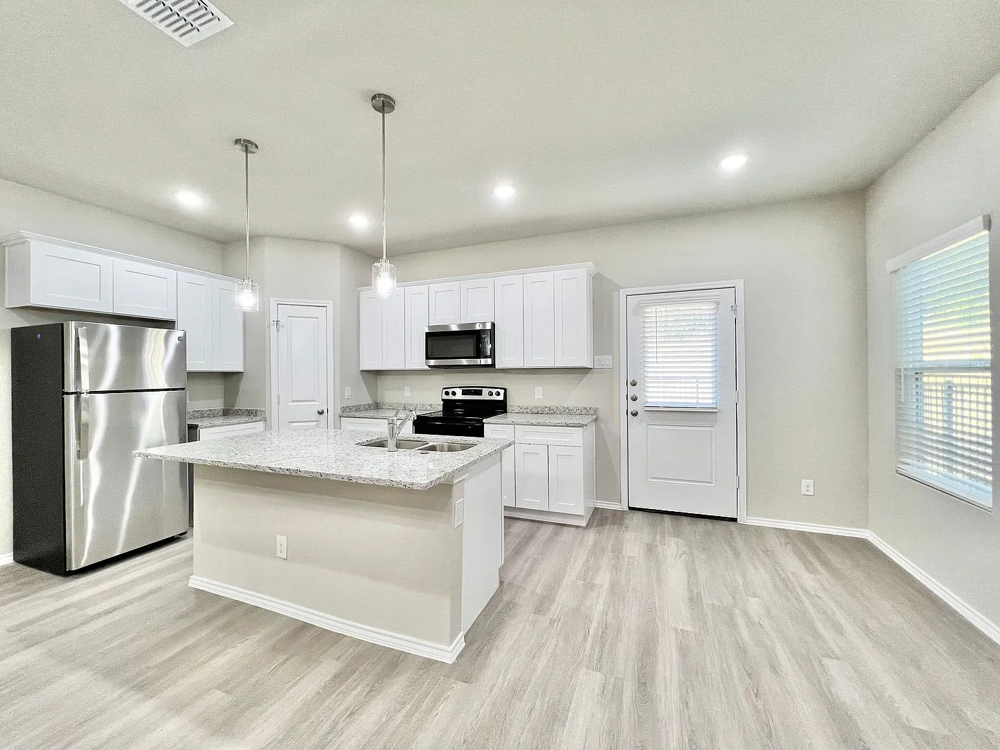 Brand New Duplex in New East Parks Community — Photo 4