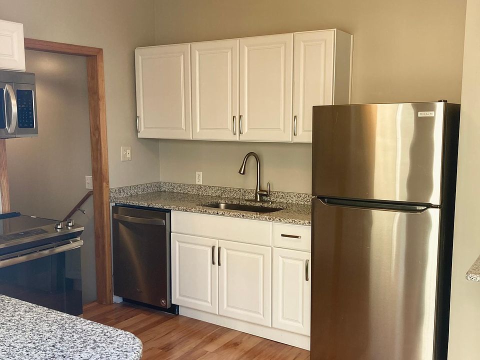 1st image of 1004 18th Ave SE Unit 1