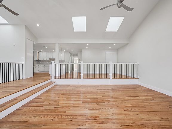 2nd image of 927 Pavonia Ave #2