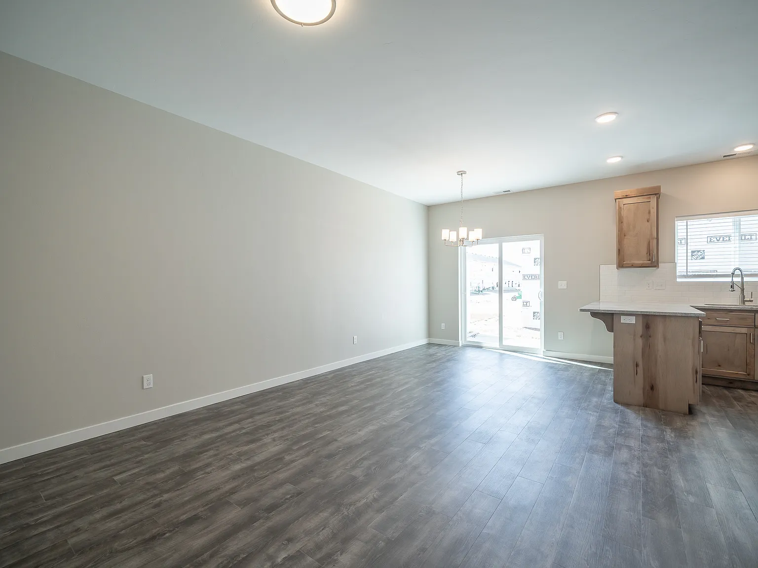 3 bed, 2.5 bath, 1437 sqft, $1,745 — Photo 2