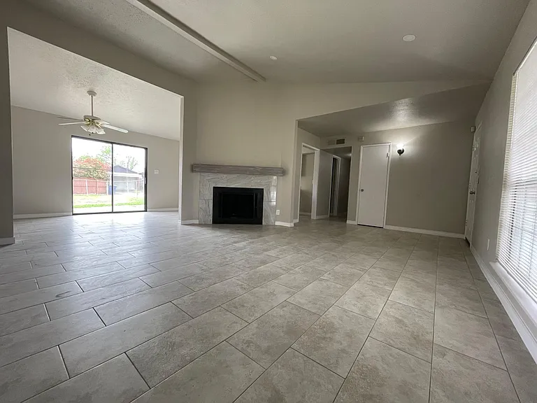 1913 Glenwick Ln — Photo 3