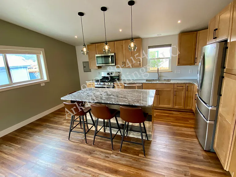 932 Maple Dr — Photo 2