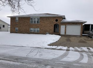 308 Browns Ct SW, Farley, IA 52046