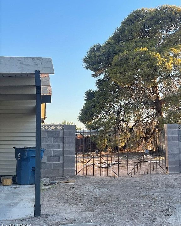 2nd image of 3986 Saguaro Ln