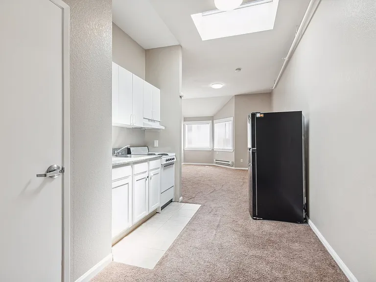2070 University Avenue — Photo 16