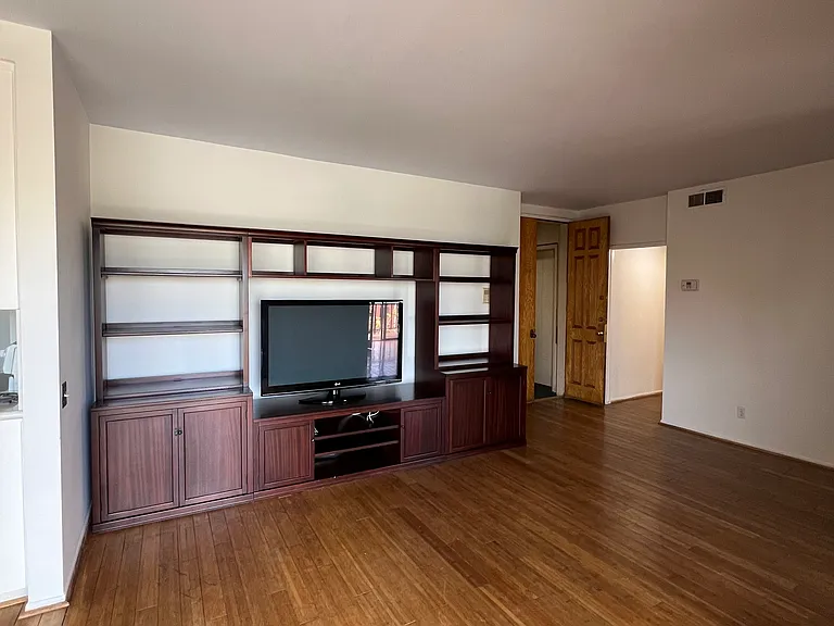 622 S Barrington Ave #301 — Photo 7