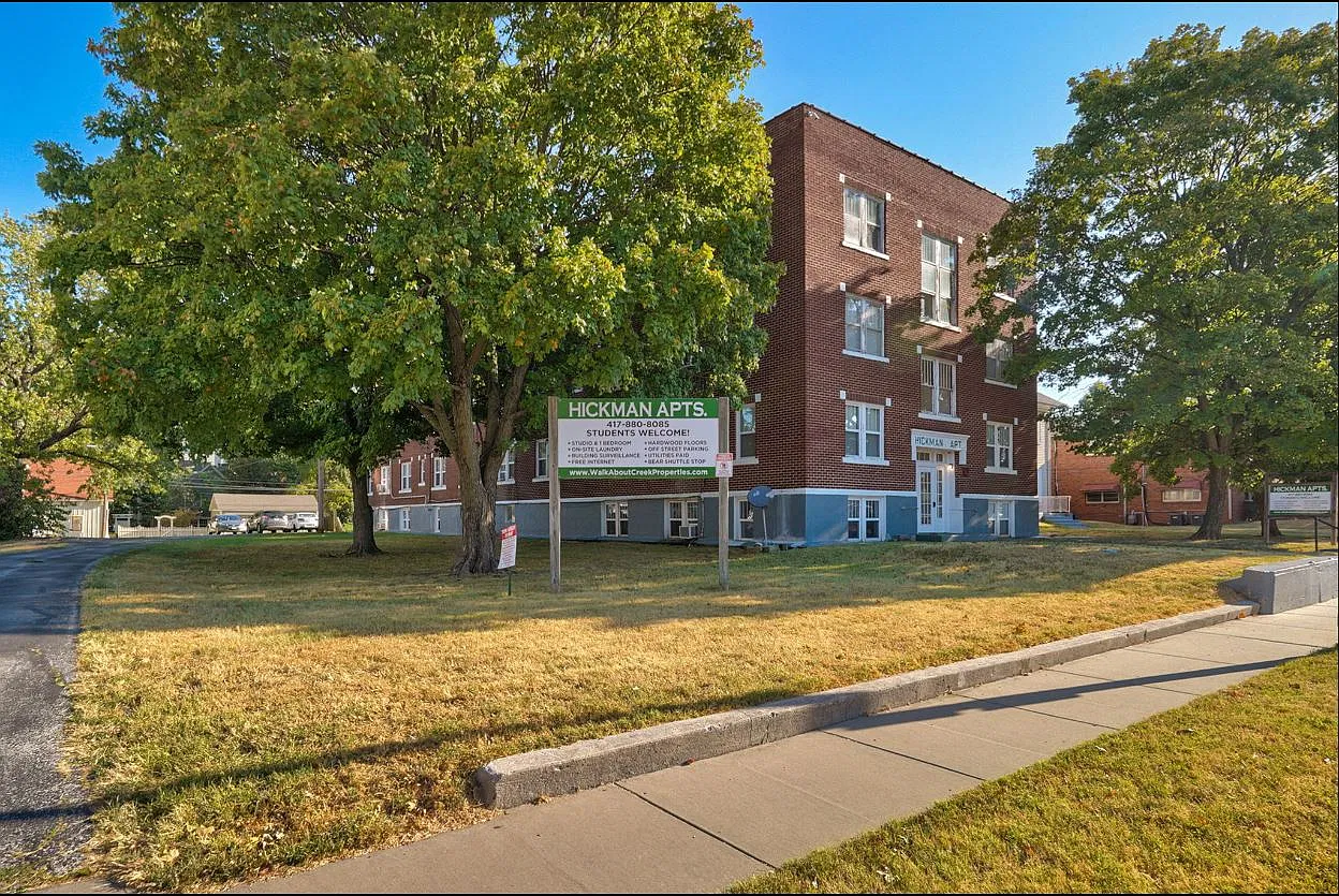 Hickman Plaza Apartments / 915 E. Elm Street — Photo 4