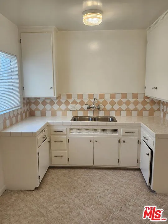 2 bed, 1.0 bath, $2,400 — Photo 3
