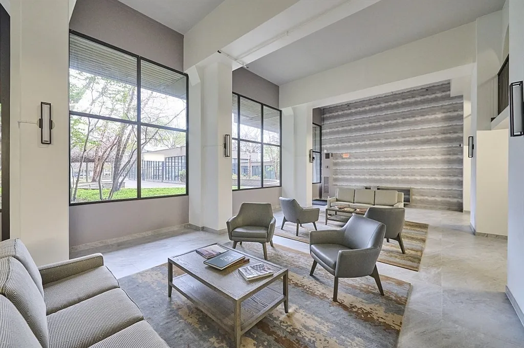 Building Photo - 1731 Beacon St #303
