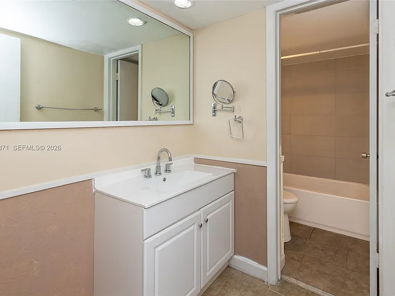 10500 SW 108th Ave #B414 — Photo 32