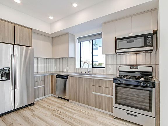 4th image of 1540 S Hayworth Ave #203