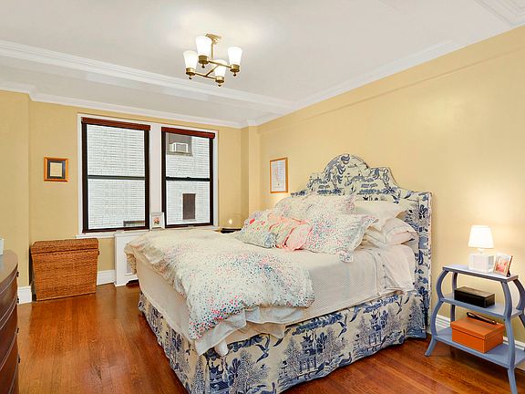 4th image of 225 E 73rd St #1E