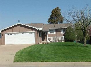 3132 W 4th St, Waterloo, IA 50701