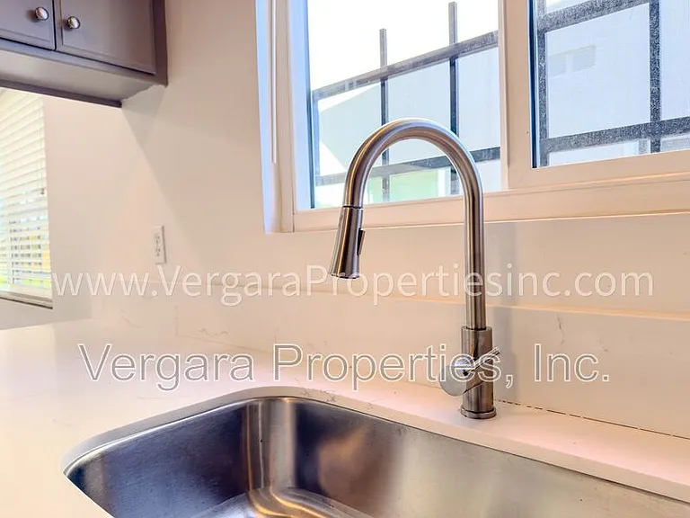 18012 Manhattan Pl — Photo 13