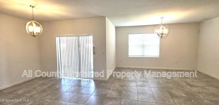 242 Guinevere Dr SW — Photo 6