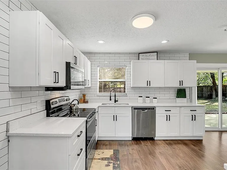 10420 Groton St — Photo 4