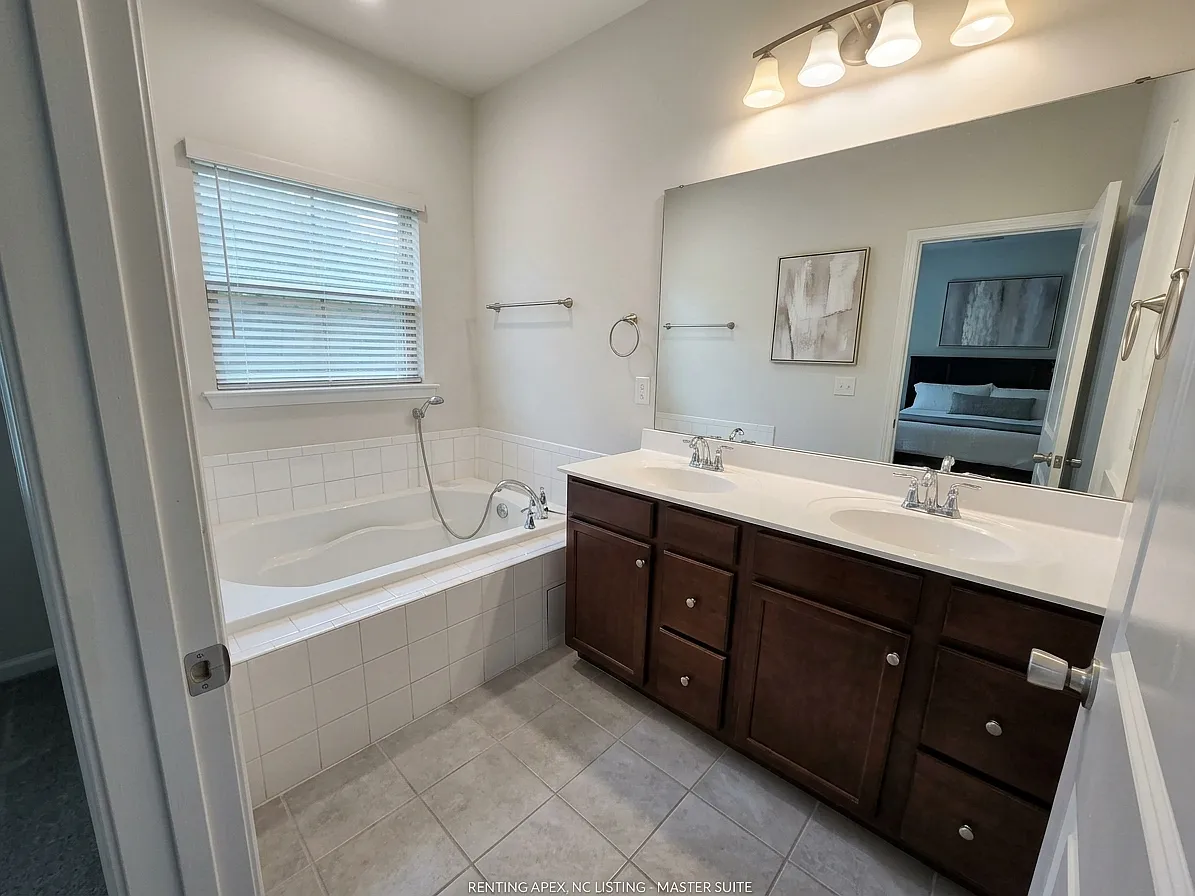 4 bed, 3.5 bath, 2418 sqft, $2,600 — Photo 3