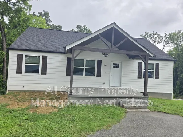 545 Lakeview Dr, Rossville, GA