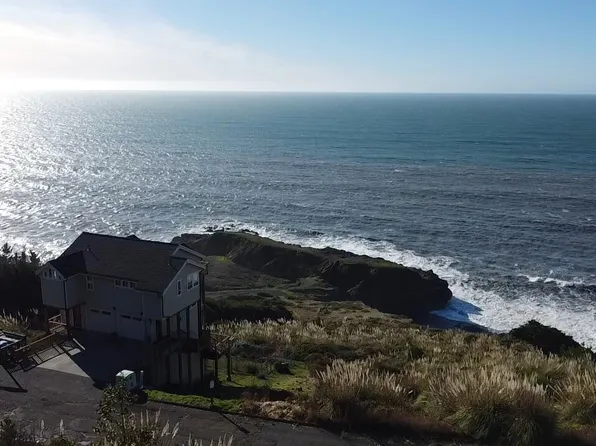 68 Eel Ct, Whitethorn, CA 95589