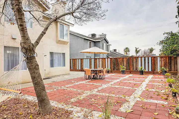 708 Champagne Ct — Photo 33
