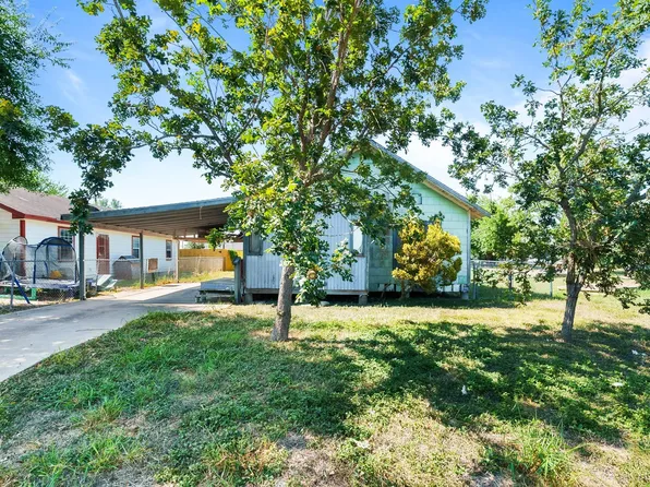 212 E Avenue B, Robstown, TX 78380
