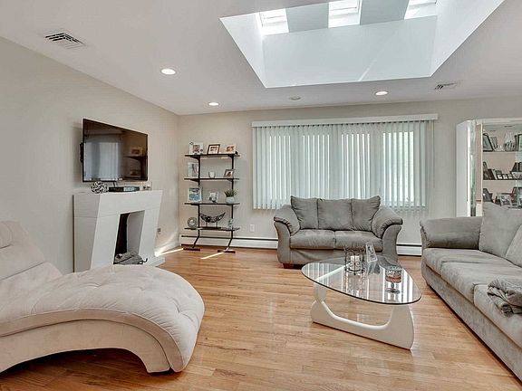 4th image of 2423 Pine Grove Ct