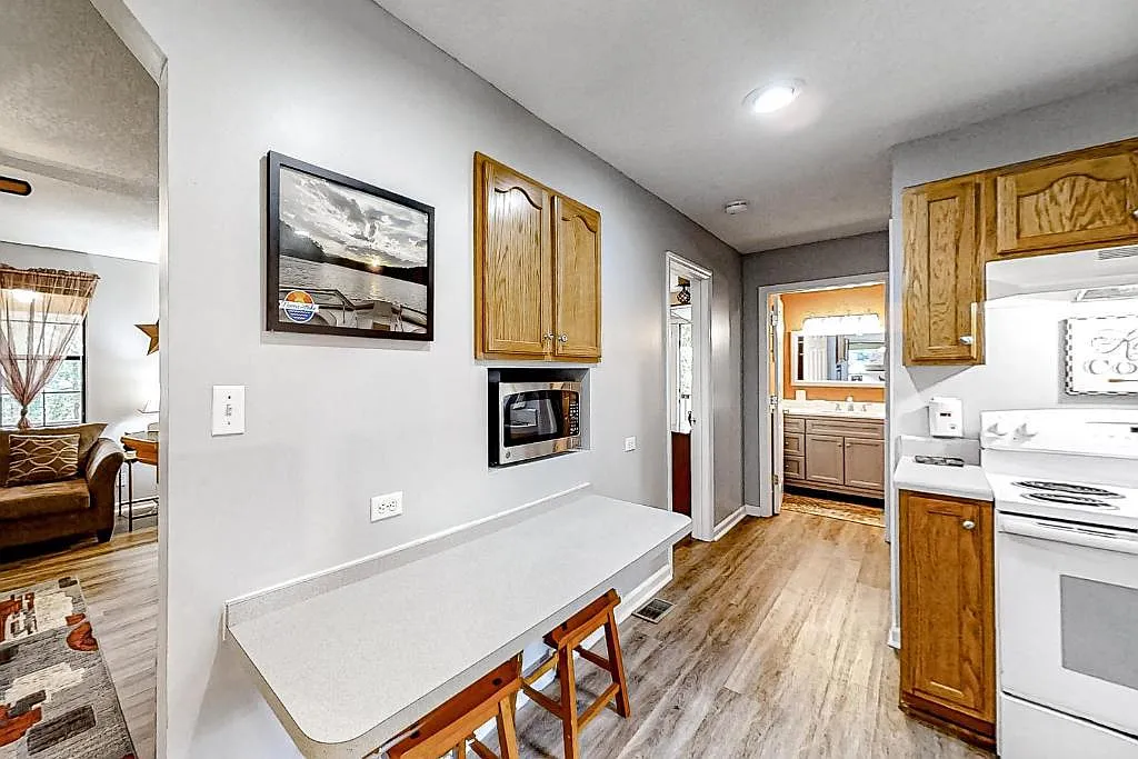 247 Lakeview Ln — Photo 2
