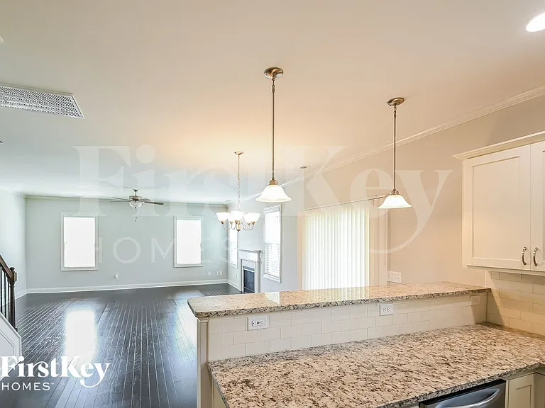 92 Squire St — Photo 3
