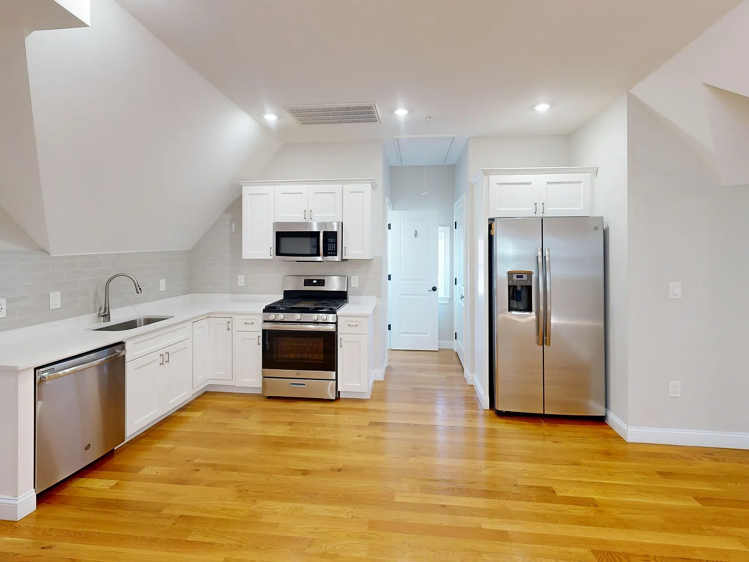2 bed, 800 sqft, $4,100 — Photo 1
