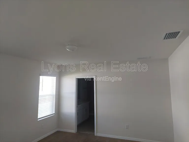 326 SW 24th Pl — Photo 7