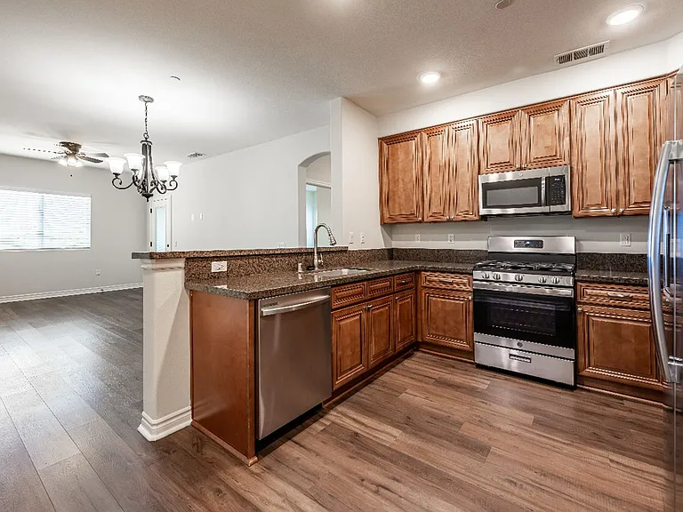 Santa Barbara Luxury Apartment Homes — Photo 39
