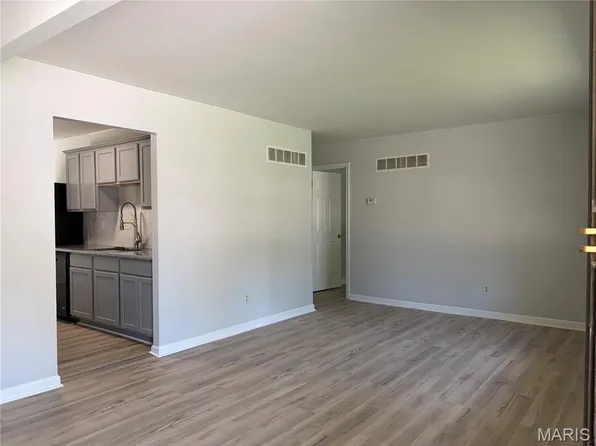 10 Brookshire Dr, Saint Peters, MO 63376