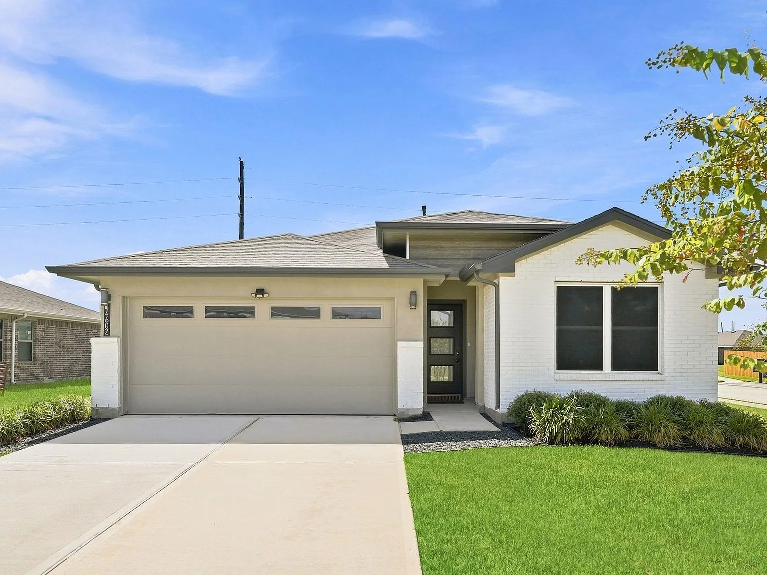 4 bed, 2.0 bath, 1902 sqft, $2,600 — Photo 2